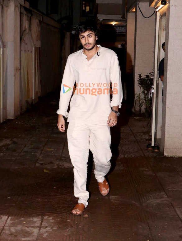 photos arjun kapoor gauri khan karisma kapoor and others snapped outside malaika aroras fathers house in bandra 4