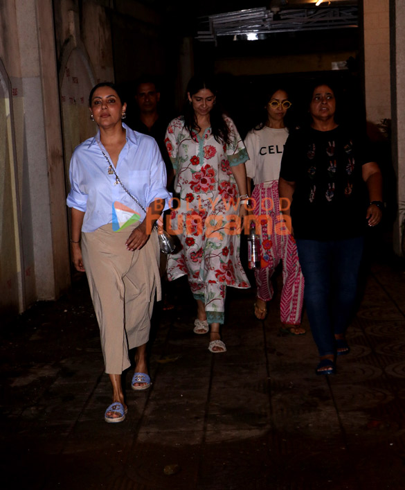 photos arjun kapoor karisma kapoor and others snapped at malaika aroras fathers house in bandra 12