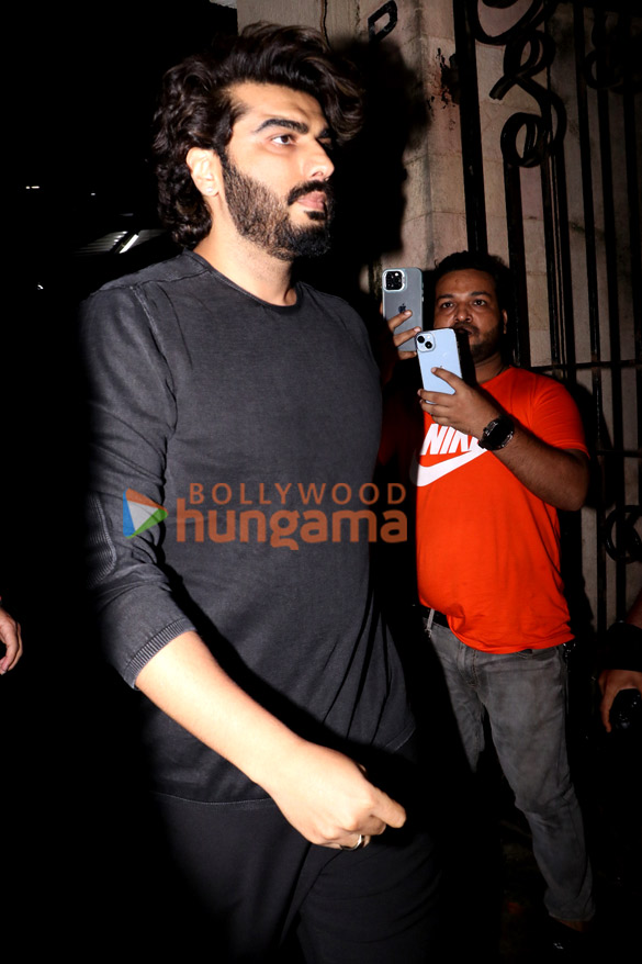 photos arjun kapoor karisma kapoor and others snapped at malaika aroras fathers house in bandra 4