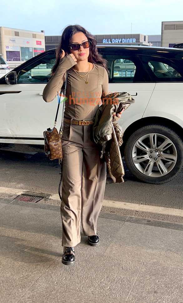 photos avneet kaur bharti singh and haarsh limbachiyaa snapped at the airport 4