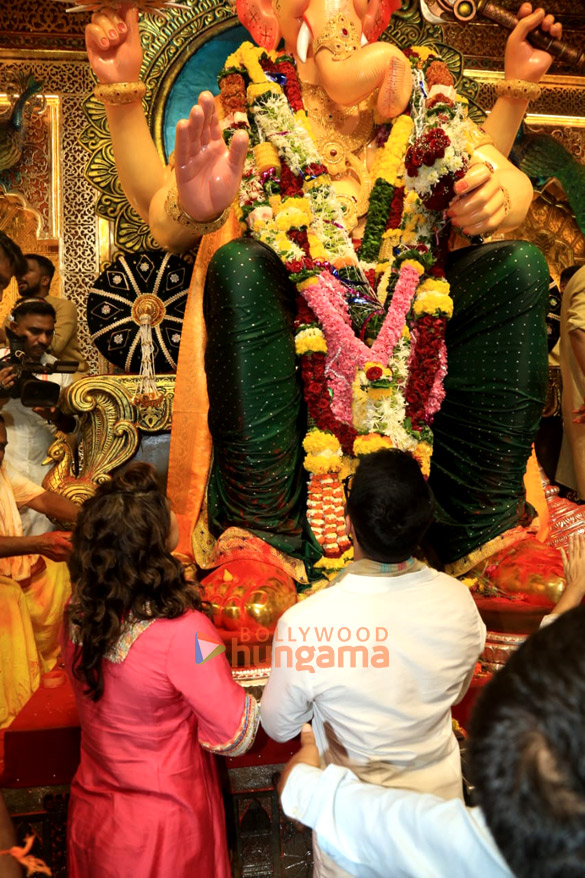 photos ayushmann khurrana divya khossla and tahira kashyap snapped at lalbaugcha raja 4
