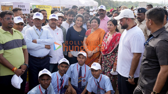 photos ayushmann khurrana and amruta fadnavis snapped at sea shore shine beach clean up in mumbai 4