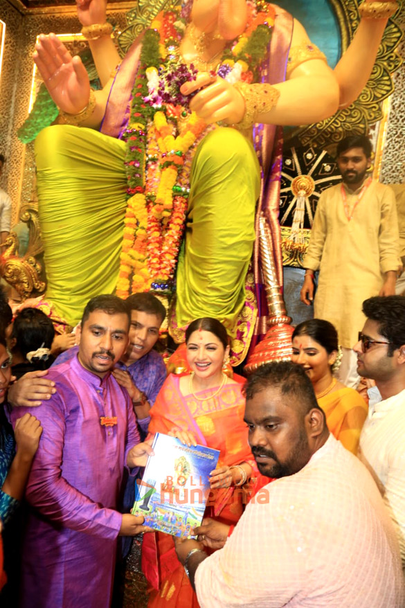 photos bhagyashree akanksha puri and others snapped at lalbaugcha raja 3