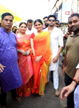 Photos: Bhagyashree, Akanksha Puri and others snapped at Lalbaugcha Raja