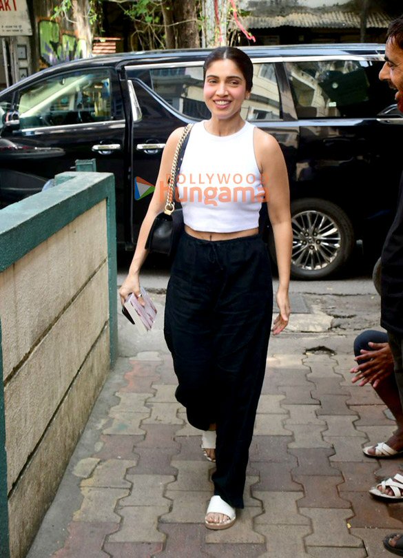 photos bhumi pednekar snapped outside a cafe in bandra 3