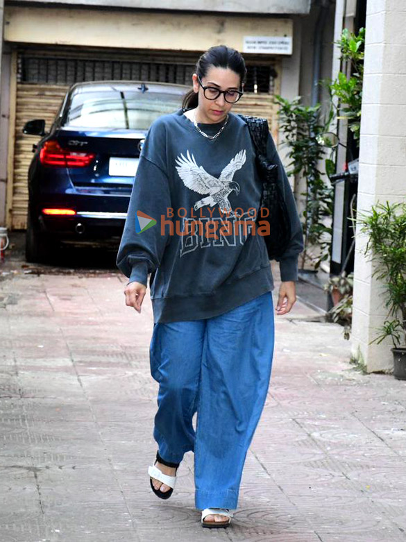 photos karisma kapoor snapped at malaika aroras fathers house in bandra 2