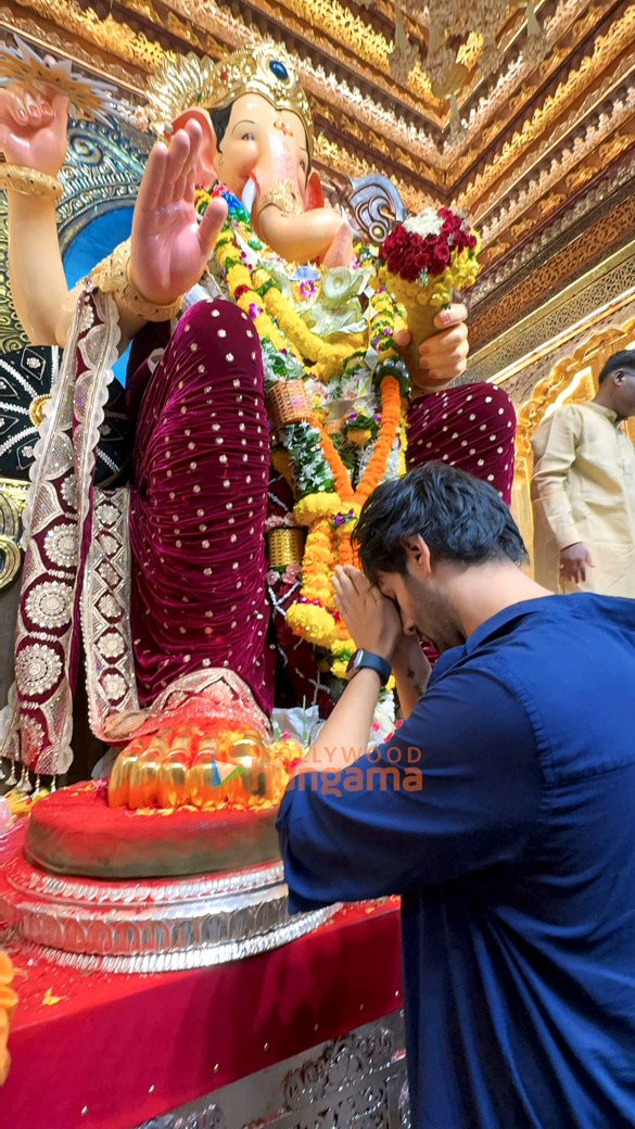 Photos: Kartik Aaryan snapped at Lalbaugcha Raja | Parties & Events