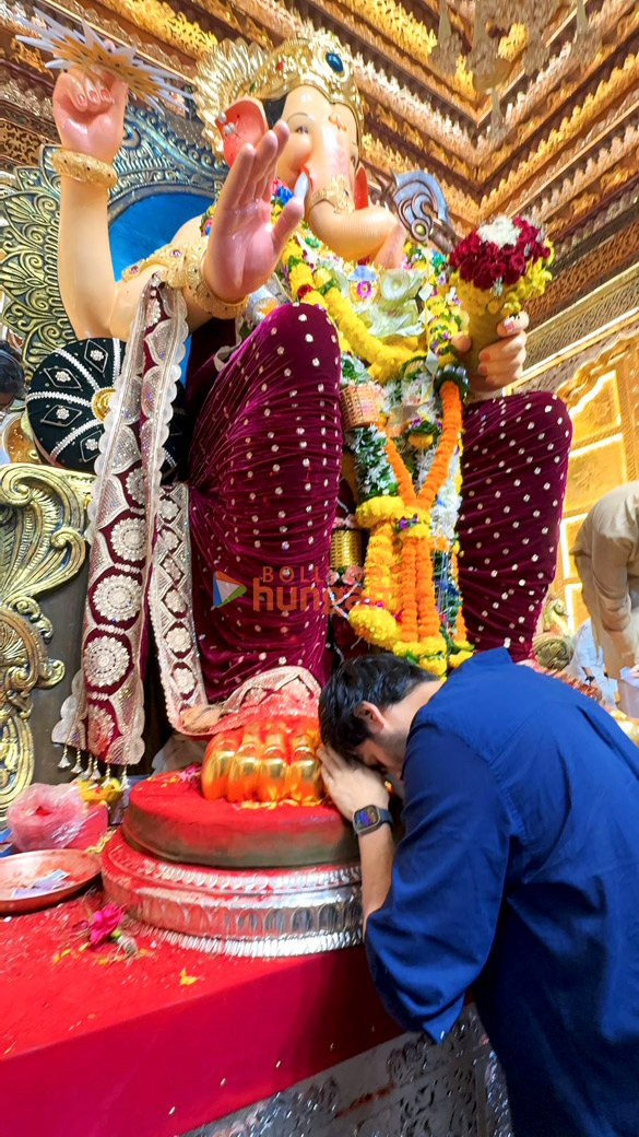 photos kartik aaryan snapped at lalbaugcha raja 2