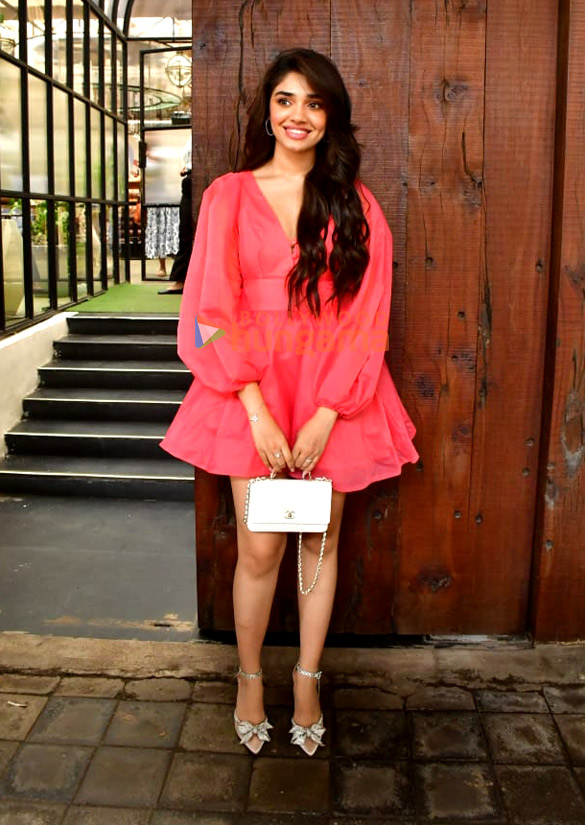 photos krithi shetty snapped in juhu 1