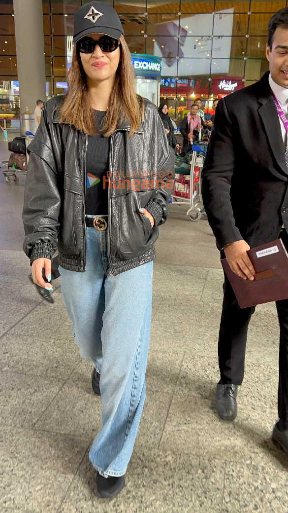 photos kriti sanon and sunny leone snapped at the airport 3