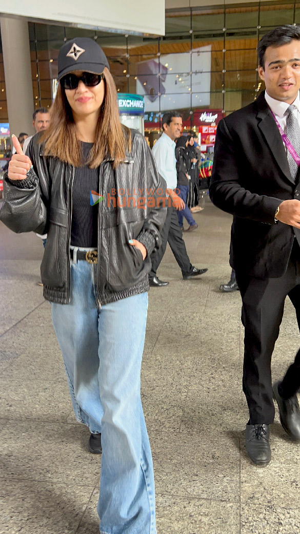 photos kriti sanon and sunny leone snapped at the airport 5