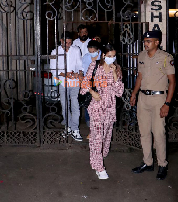 photos malaika arora amrita arora kareena kapoor khan others exit malaikas fathers residence 1