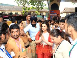 Photos: Parineeti Chopra, Randeep Hooda and others snapped at Lalbaugcha Raja