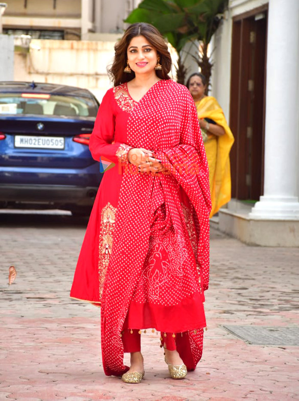 photos rakul preet singh jackky bhagnani bhagyashree and others snapped outside shilpa shettys house for ganapati darshan 4