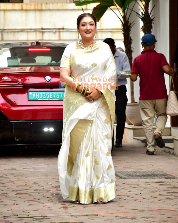 photos rakul preet singh jackky bhagnani bhagyashree and others snapped outside shilpa shettys house for ganapati darshan 7
