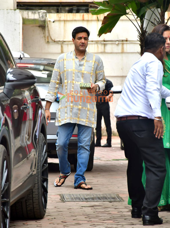 photos rakul preet singh jackky bhagnani bhagyashree and others snapped outside shilpa shettys house for ganapati darshan 8