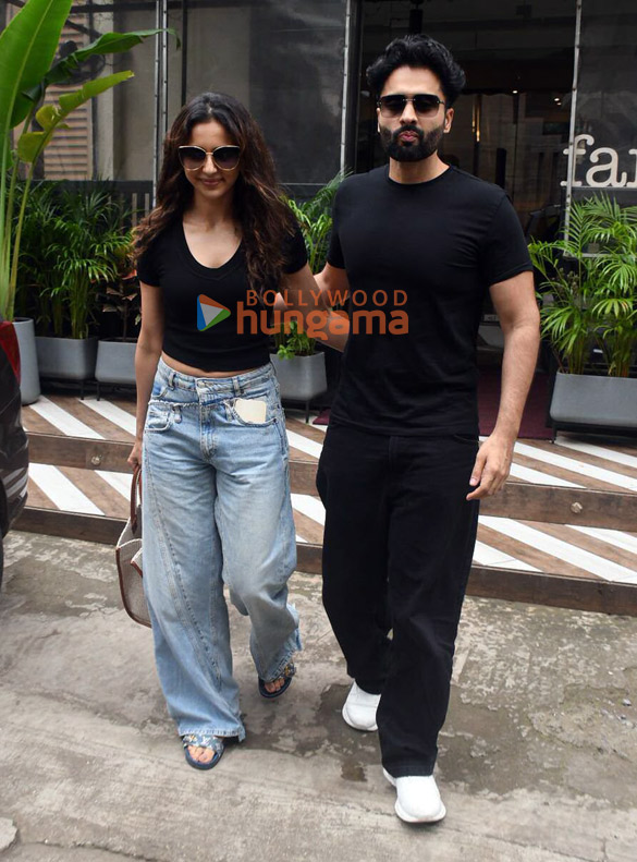 photos rakul preet singh and jackky bhagnani snapped at farmers cafe in khar 6