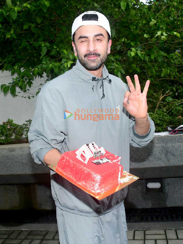 Photos: Ranbir Kapoor celebrates his birthday with the media | Parties & Events