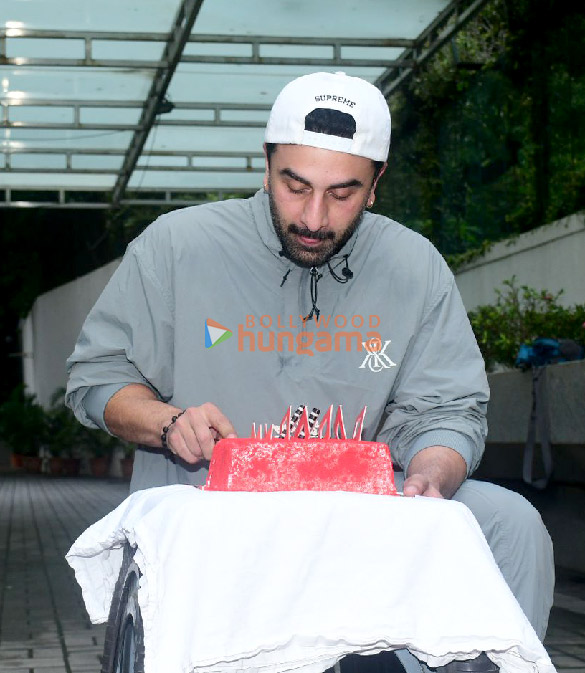 photos ranbir kapoor celebrates his birthday with the media 5
