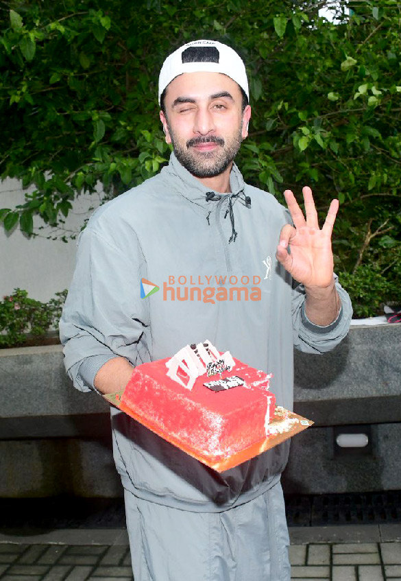 photos ranbir kapoor celebrates his birthday with the media 6