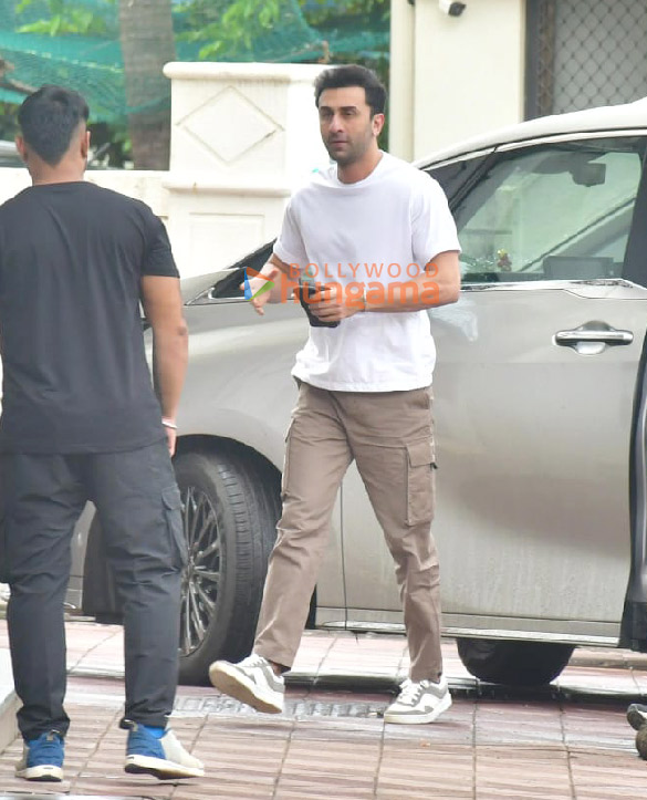 photos ranbir kapoor snapped at sanjay leela bhansalis house in versova 3 2