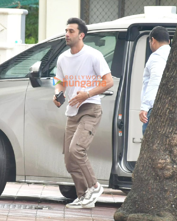 photos ranbir kapoor snapped at sanjay leela bhansalis house in versova 4 2
