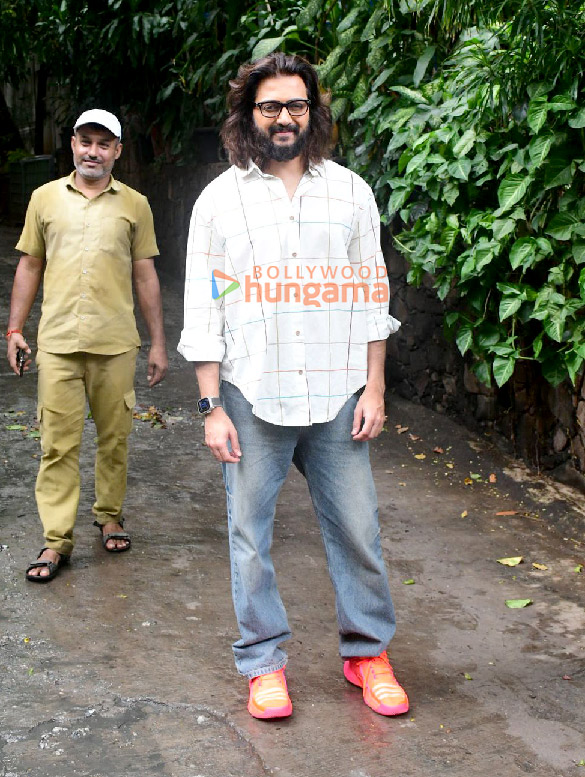 photos riteish deshmukh snapped outside krome studio in bandra 3