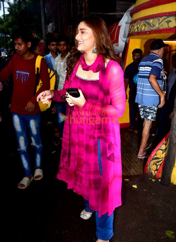 photos saiee manjrekar snapped at mukteshwar temple in juhu mumbai 2