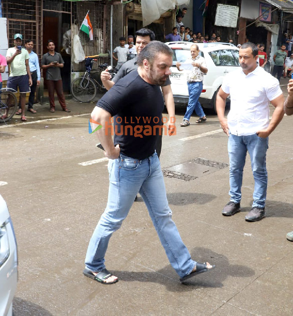 photos saif ali khan kareena kapoor khan karisma kapoor arbaaz khan and others arrive for malaika aroras father anil mehtas last rites in mumbai 16