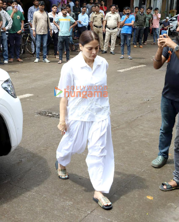 photos saif ali khan kareena kapoor khan karisma kapoor arbaaz khan and others arrive for malaika aroras father anil mehtas last rites in mumbai 18