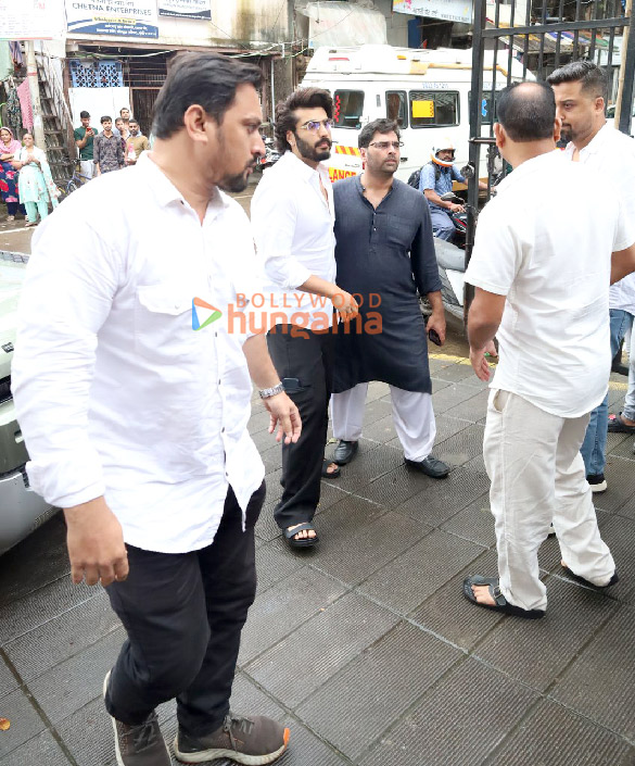 photos saif ali khan kareena kapoor khan karisma kapoor arbaaz khan and others arrive for malaika aroras father anil mehtas last rites in mumbai 20