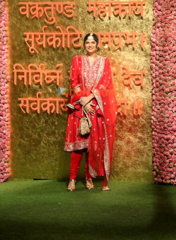 photos saif ali khan kareena kapoor khan tiger shroff and others snapped at ambanis house for ganesh chaturthi celebration 10