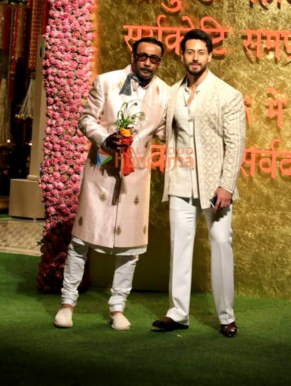 photos saif ali khan kareena kapoor khan tiger shroff and others snapped at ambanis house for ganesh chaturthi celebration 12