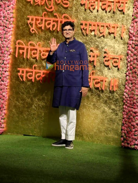 photos saif ali khan kareena kapoor khan tiger shroff and others snapped at ambanis house for ganesh chaturthi celebration 14