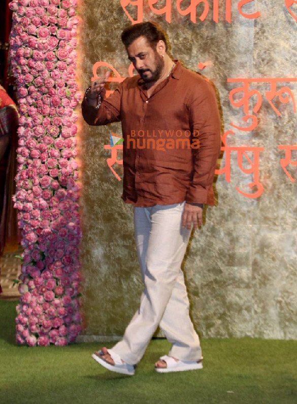 Photos: Salman Khan, Saif Ali Khan, Kareena Kapoor Khan, Tiger Shroff and others snapped at Ambani’s house for Ganesh Chaturthi celebration Photos: Salman Khan, Saif Ali Khan, Kareena Kapoor Khan, Tiger Shroff and others snapped at Ambani’s house for Ganesh Chaturthi celebration