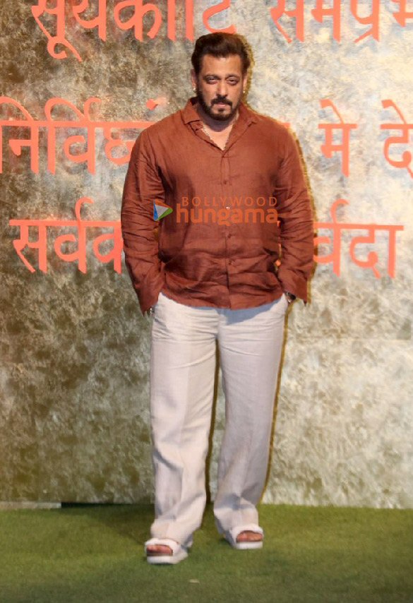 photos saif ali khan kareena kapoor khan tiger shroff and others snapped at ambanis house for ganesh chaturthi celebration 19