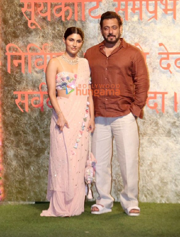 photos saif ali khan kareena kapoor khan tiger shroff and others snapped at ambanis house for ganesh chaturthi celebration 21