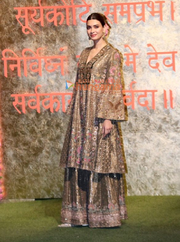 photos saif ali khan kareena kapoor khan tiger shroff and others snapped at ambanis house for ganesh chaturthi celebration 39