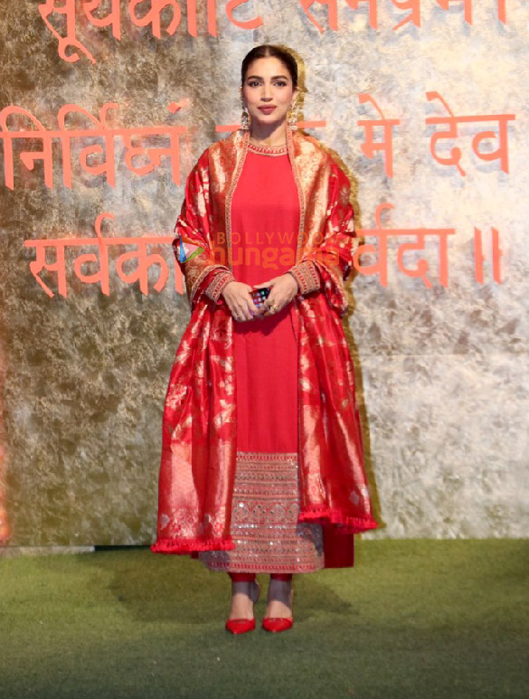 photos saif ali khan kareena kapoor khan tiger shroff and others snapped at ambanis house for ganesh chaturthi celebration 40