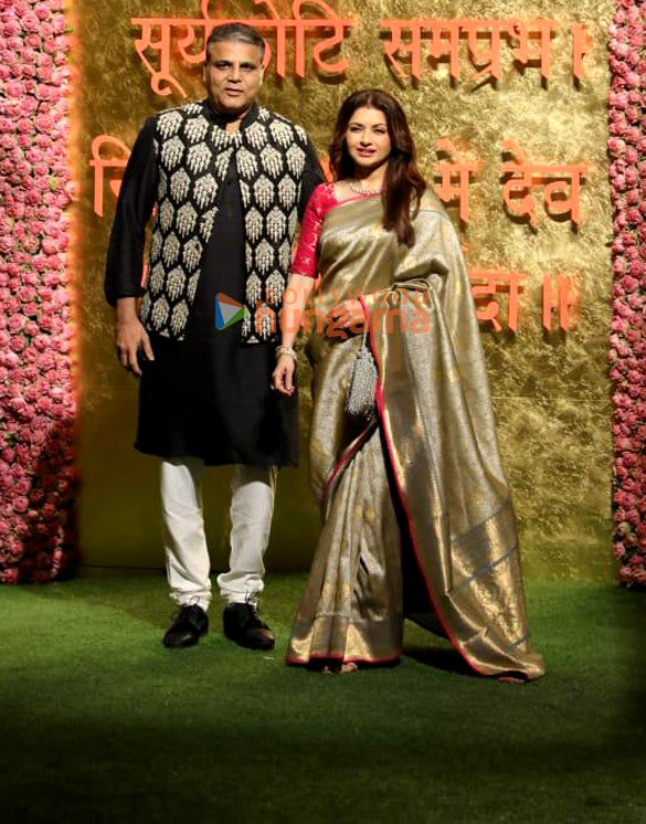 photos saif ali khan kareena kapoor khan tiger shroff and others snapped at ambanis house for ganesh chaturthi celebration 6