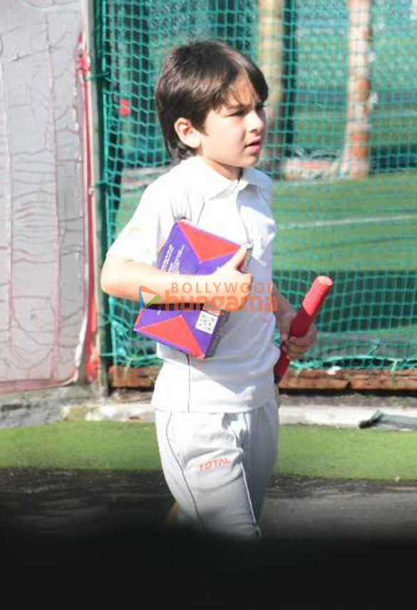 photos saif ali khan taimur ali khan and jehangir ali khan snapped at cricket ground in bandra 4
