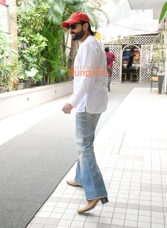 photos saif ali khan snapped outside the marflix office in khar 3
