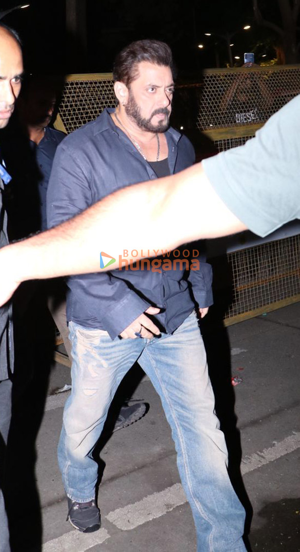 photos salman khan shilpa shetty gauri khan and others snapped outside malaika aroras fathers house in bandra 1027 2