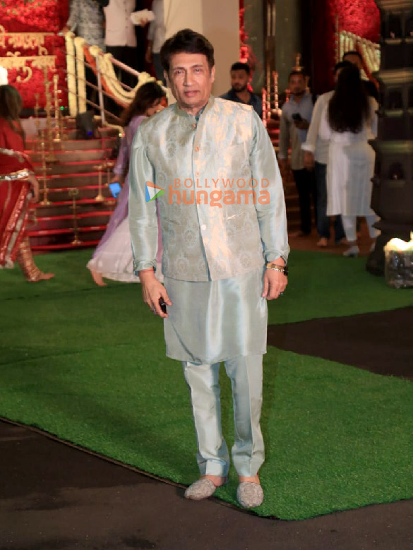photos sanjay dutt sonakshi sinha zaheer iqbal and others snapped at cms residence for ganpati darshan 2 5