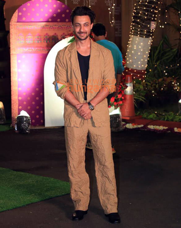 photos sanjay dutt sonakshi sinha zaheer iqbal and others snapped at cms residence for ganpati darshan 4 5