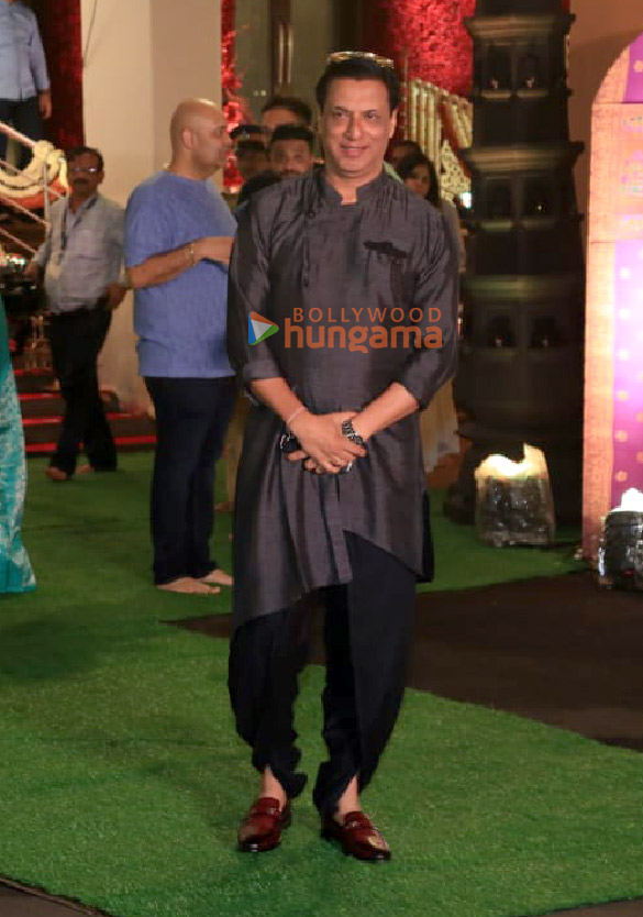 photos sanjay dutt sonakshi sinha zaheer iqbal and others snapped at cms residence for ganpati darshan 6 3