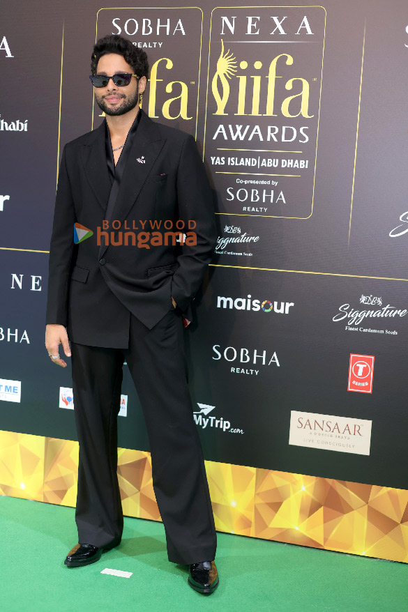 photos shah rukh khan rani mukerji kriti sanon janhvi kapoor and others grace the green carpet of iifa awards 2024 13