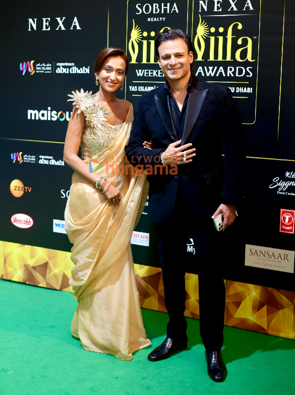 photos shah rukh khan rani mukerji kriti sanon janhvi kapoor and others grace the green carpet of iifa awards 2024 20