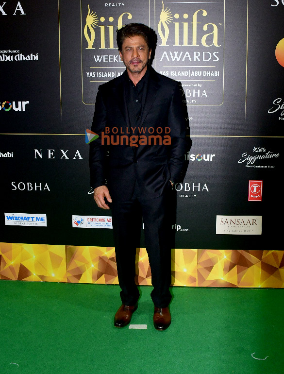 photos shah rukh khan rani mukerji kriti sanon janhvi kapoor and others grace the green carpet of iifa awards 2024 8