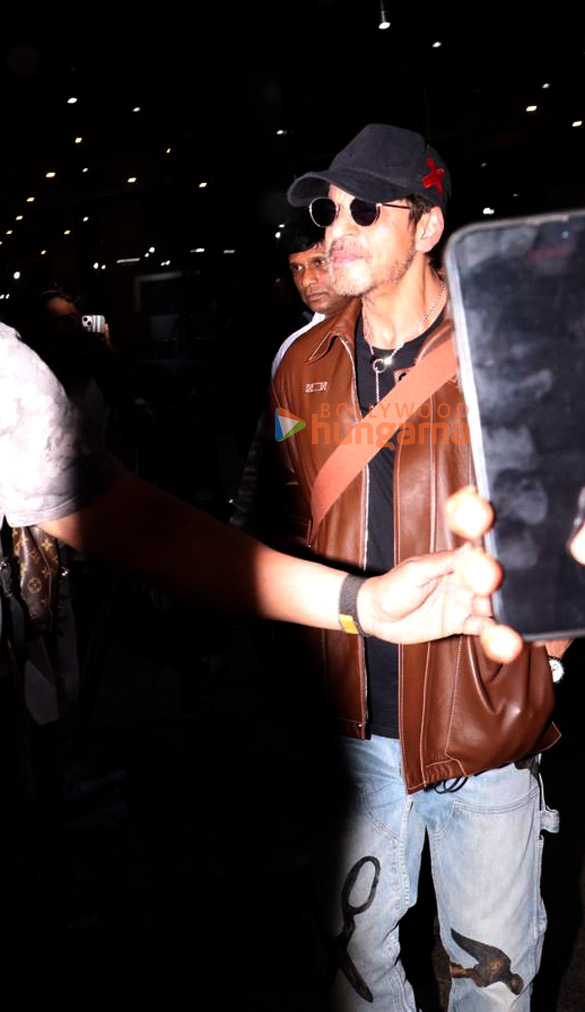 Photos: Shah Rukh Khan and Kiara Advani snapped at the airport